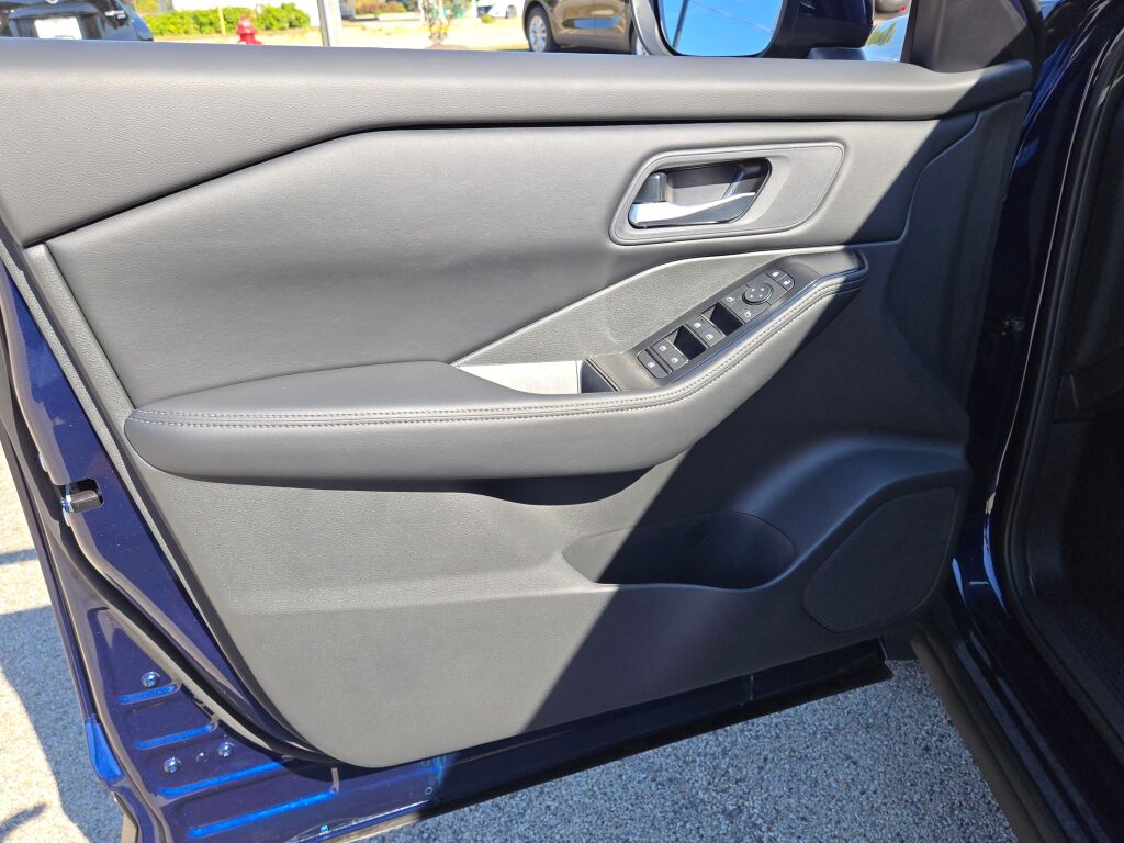 2026 Nissan Rogue SV photo 21