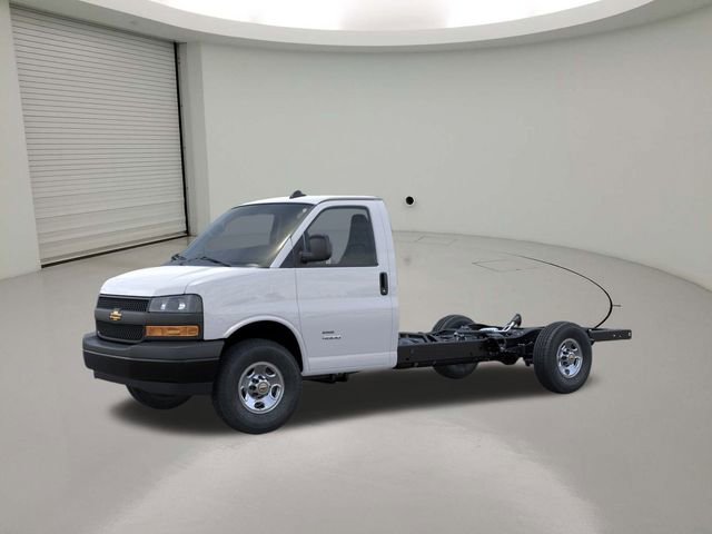 2025 Chevrolet Express Cutaway 3500 photo 2