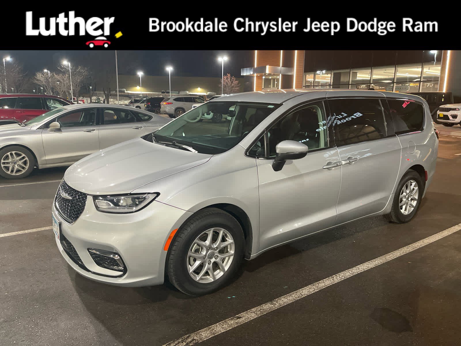 2023 Chrysler Pacifica Touring L's photo