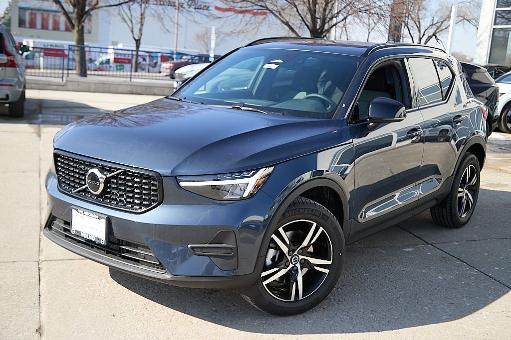 2026 VOLVO XC40 - Image 1