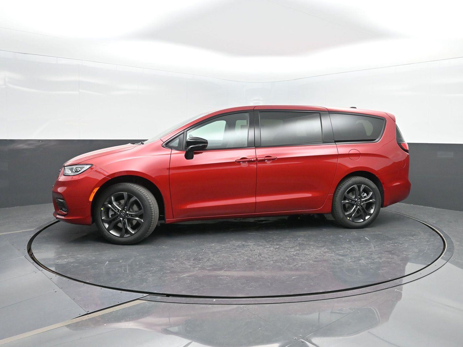 2026 Chrysler Pacifica Select's photo