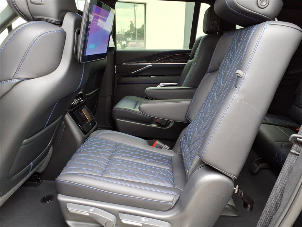 2026 Cadillac Escalade IQ Luxury photo 4