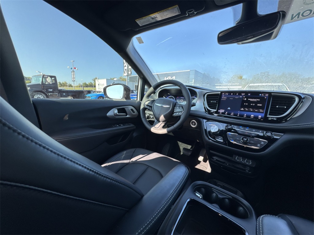 2024 Chrysler Pacifica Touring L photo 14