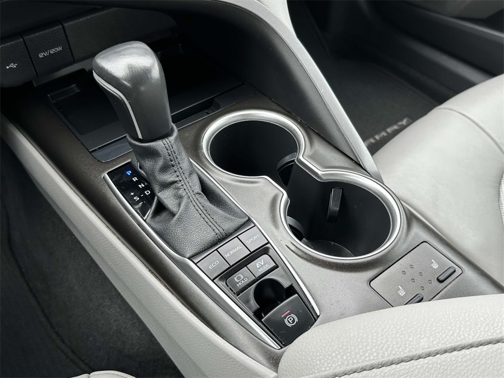 2022 Toyota Camry Hybrid XLE photo 6