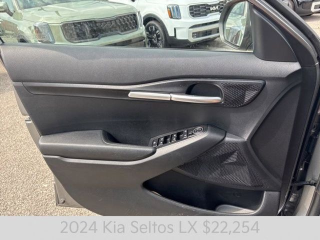 2024 Kia Seltos LX photo 18