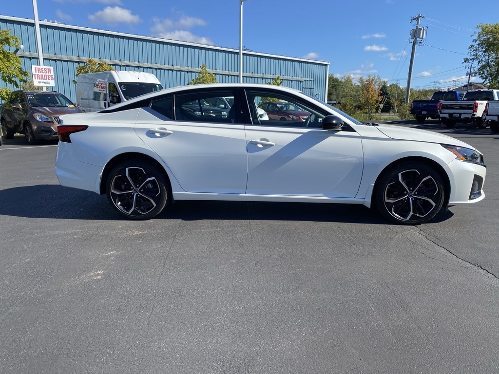 2023 Nissan Altima 2.5 SR photo 12