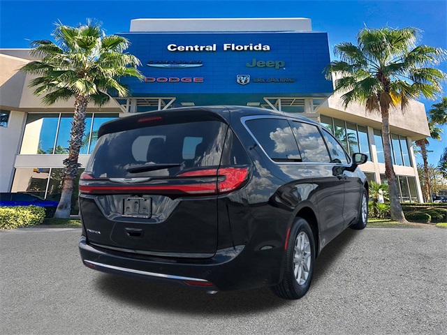 2026 Chrysler Pacifica photo 3