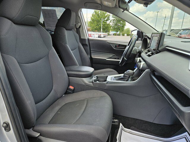 2019 Toyota RAV4 LE photo 20