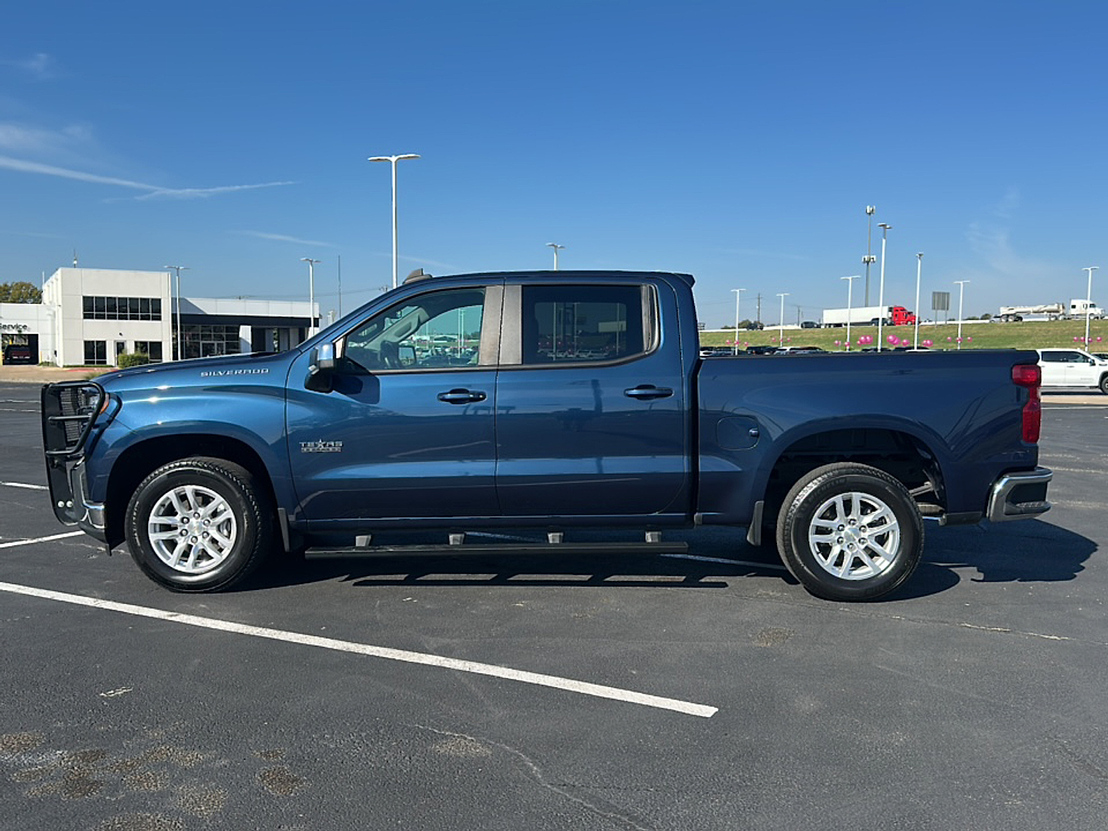 2021 Chevrolet Silverado 1500 LT photo 2