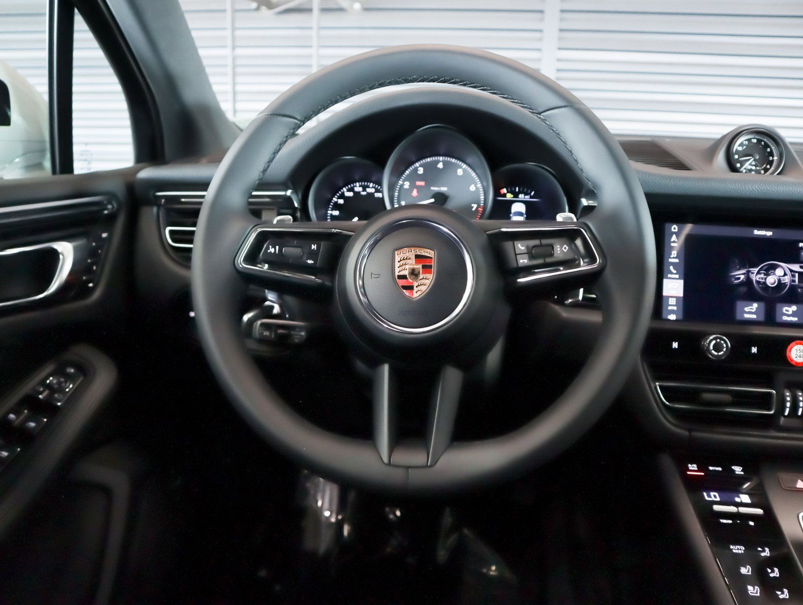 2025 Porsche Macan S photo 15
