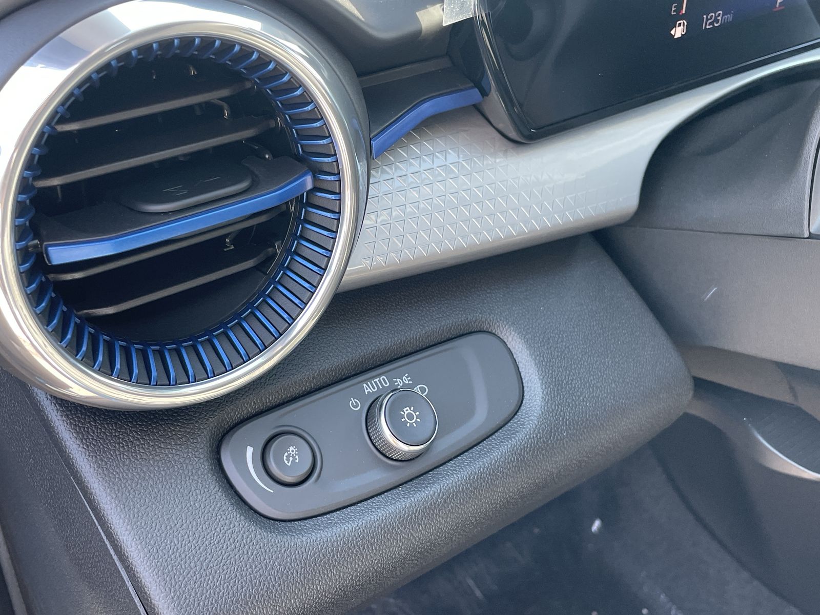 2025 Chevrolet Trax LT photo 17