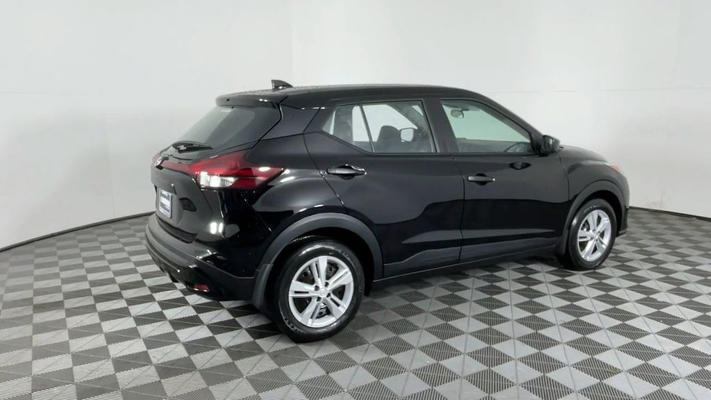 2025 Nissan Kicks Play S photo 4