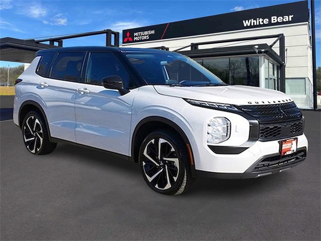 2022 Mitsubishi Outlander ES's photo