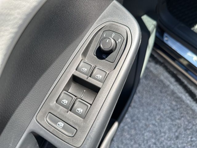 2025 Volkswagen Taos SE photo 11