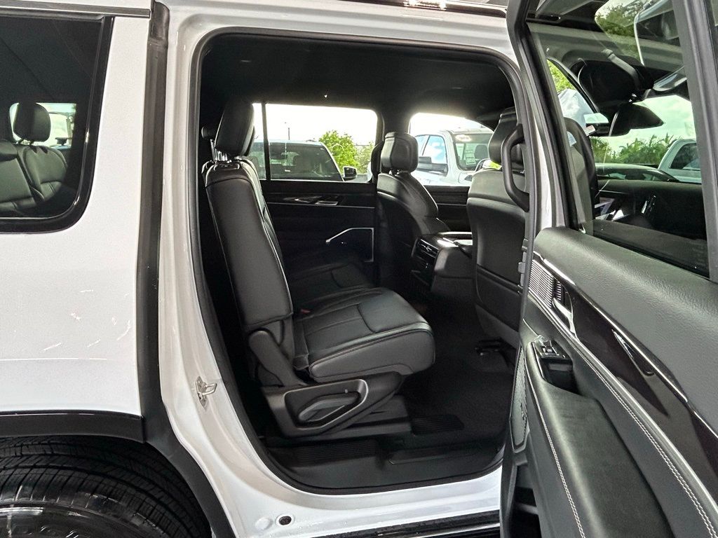 2024 Jeep Wagoneer Base photo 21