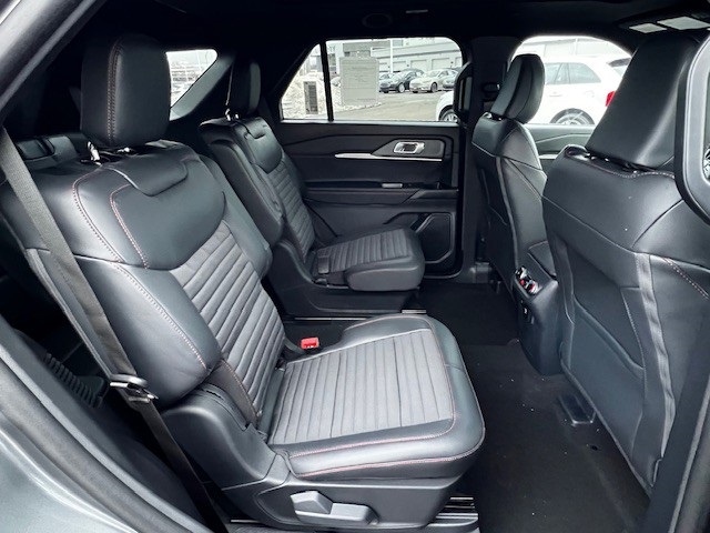 2025 Ford Explorer ST-Line photo 16
