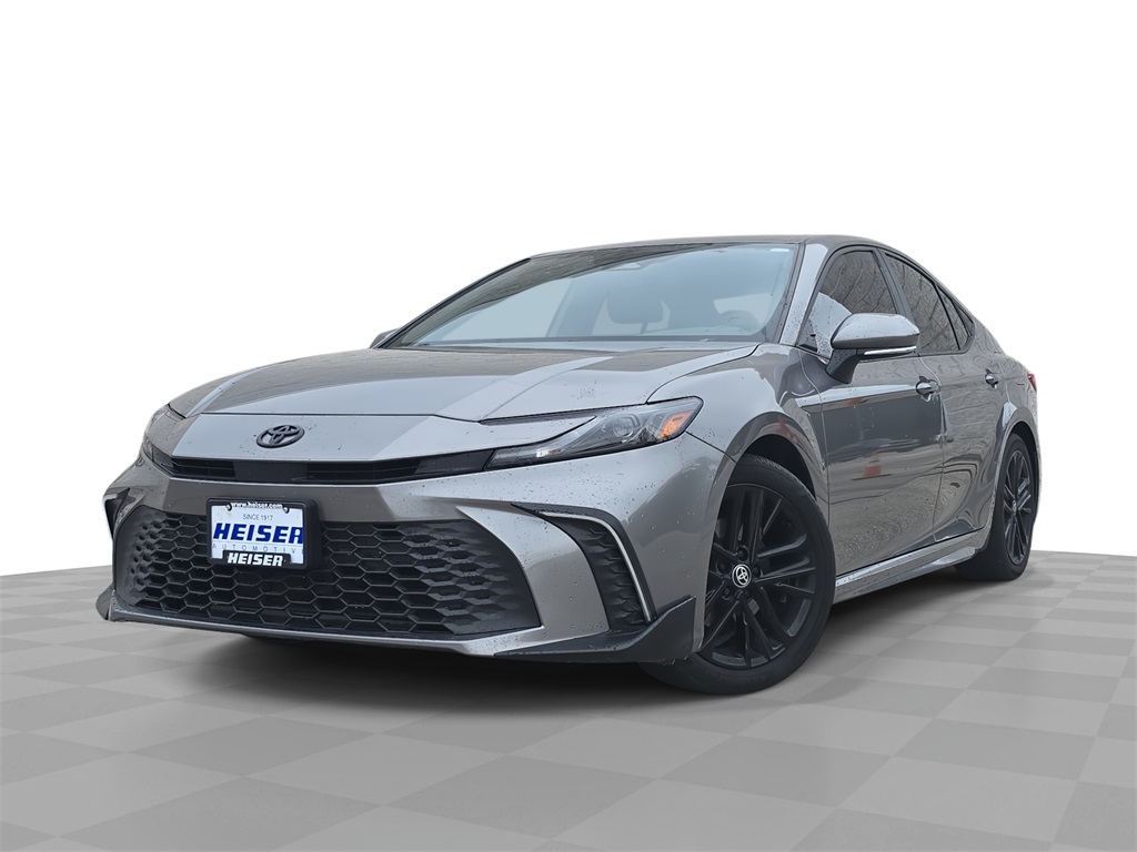 2025 Toyota Camry SE's photo