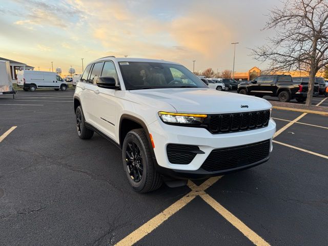 2025 Jeep Grand Cherokee Altitude photo 2