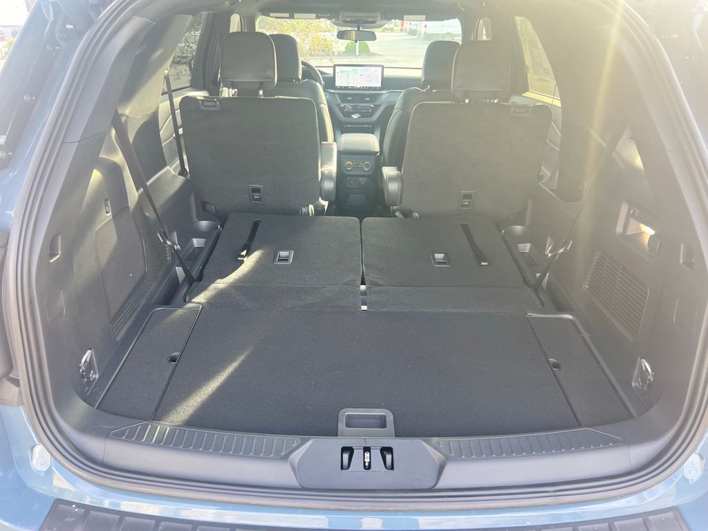 2025 Ford Explorer ST-Line photo 24