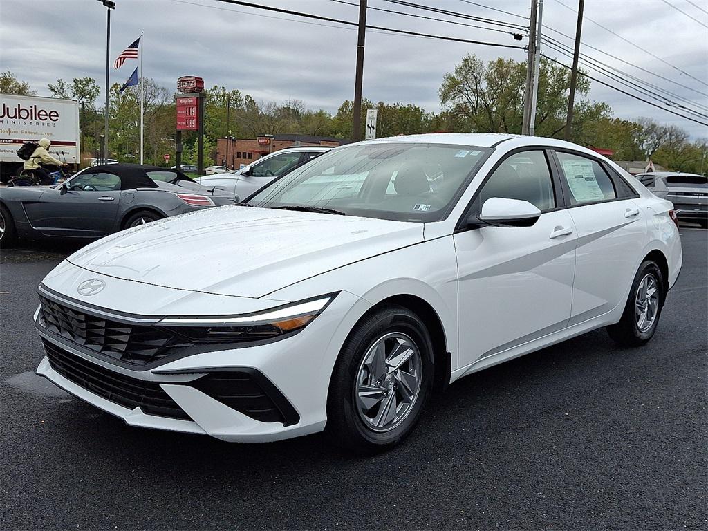 2025 Hyundai Elantra SE photo 2