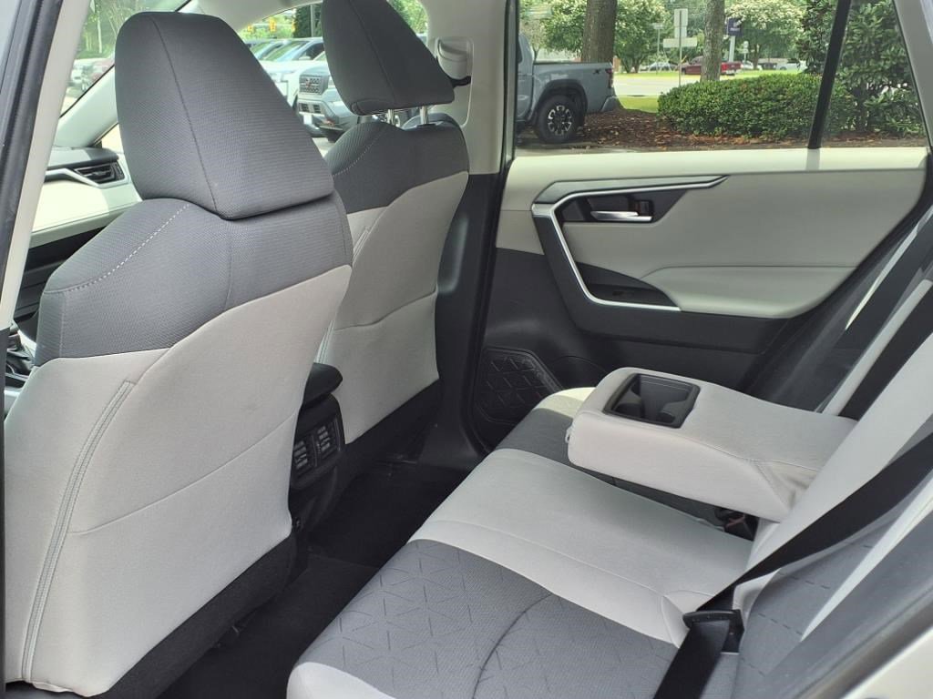 2020 Toyota RAV4 XLE photo 5