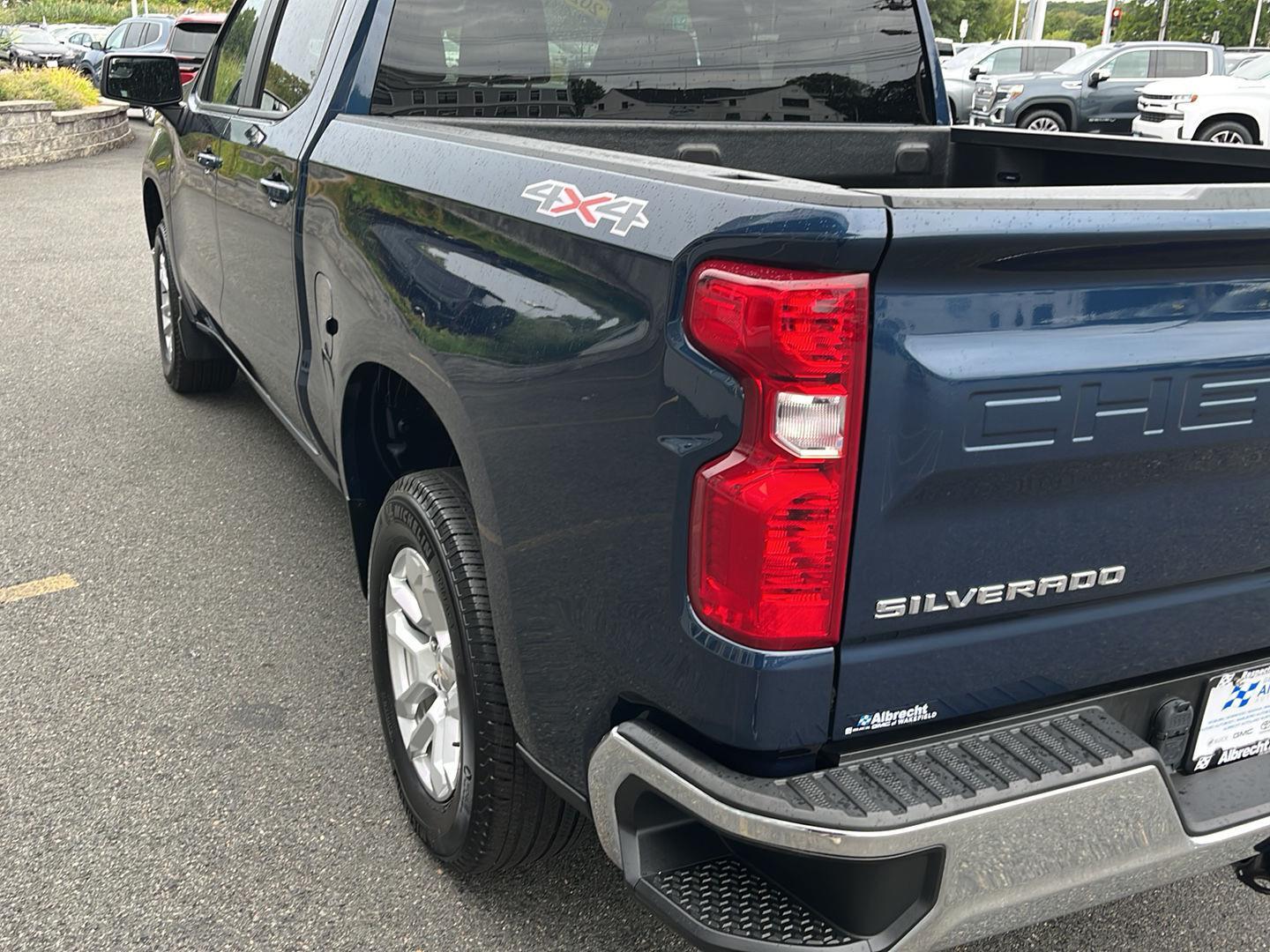 2022 Chevrolet Silverado photo 2