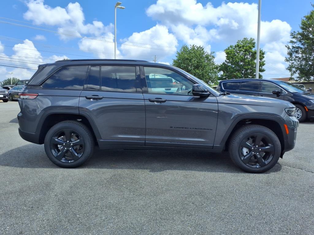 2025 Jeep Grand Cherokee Limited photo 2