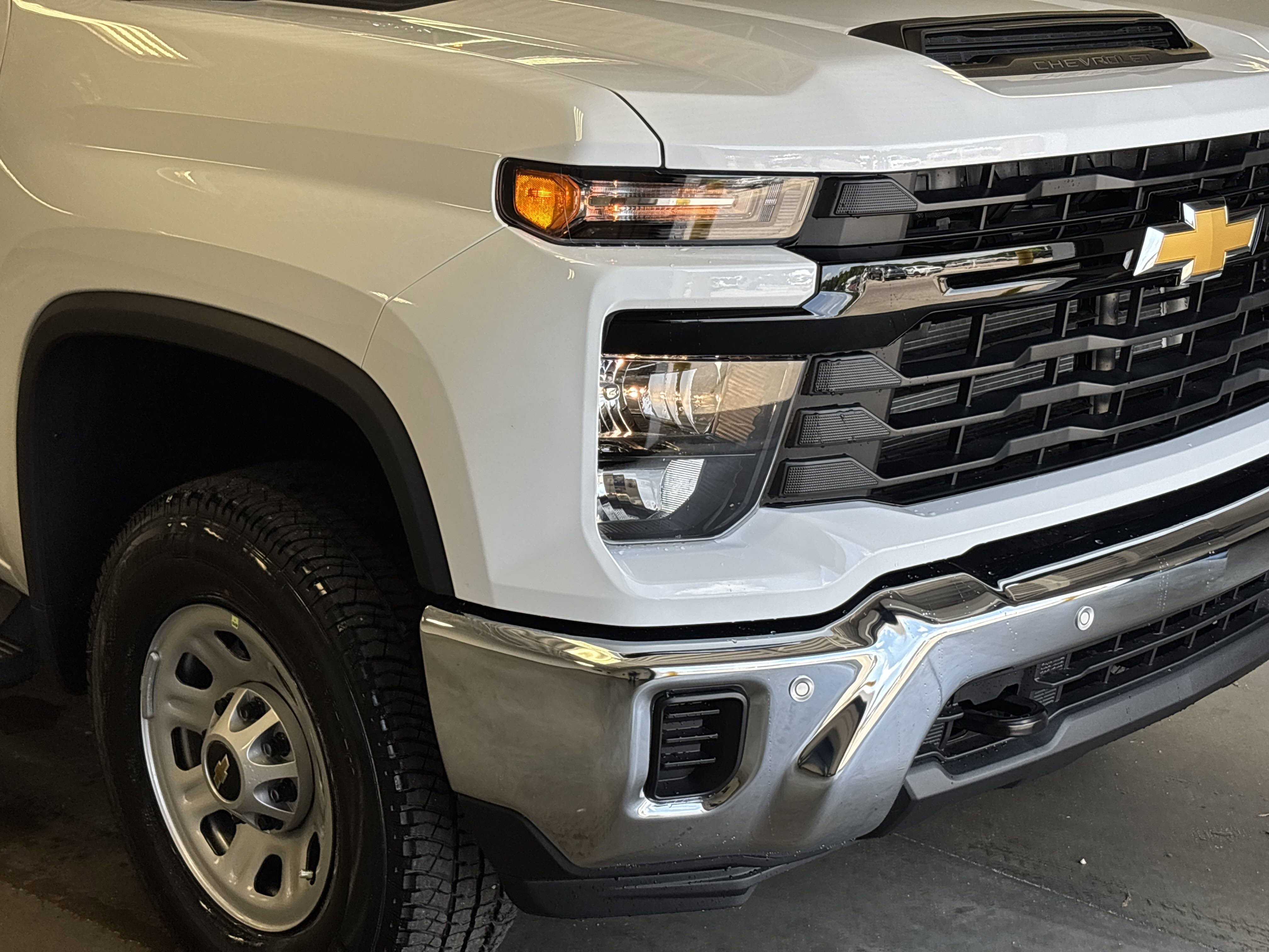 2025 Chevrolet Silverado 2500HD Work Truck photo 3