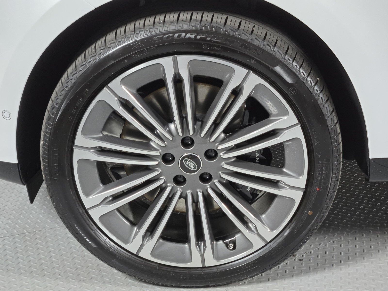 2025 Land Rover Range Rover SE photo 9