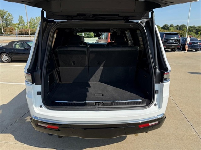 2023 Jeep Grand Wagoneer III photo 7