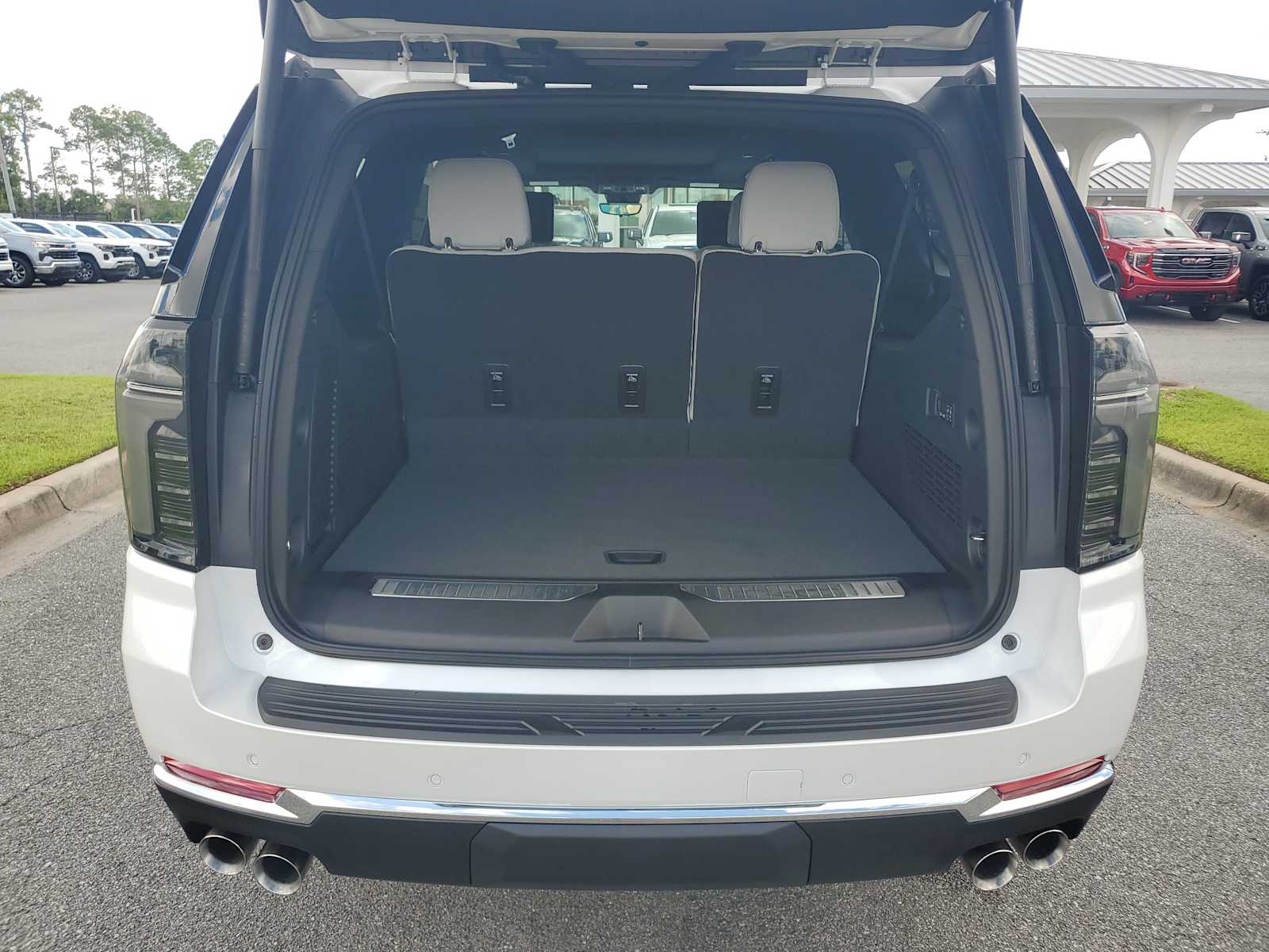 2025 Chevrolet Suburban Premier photo 4