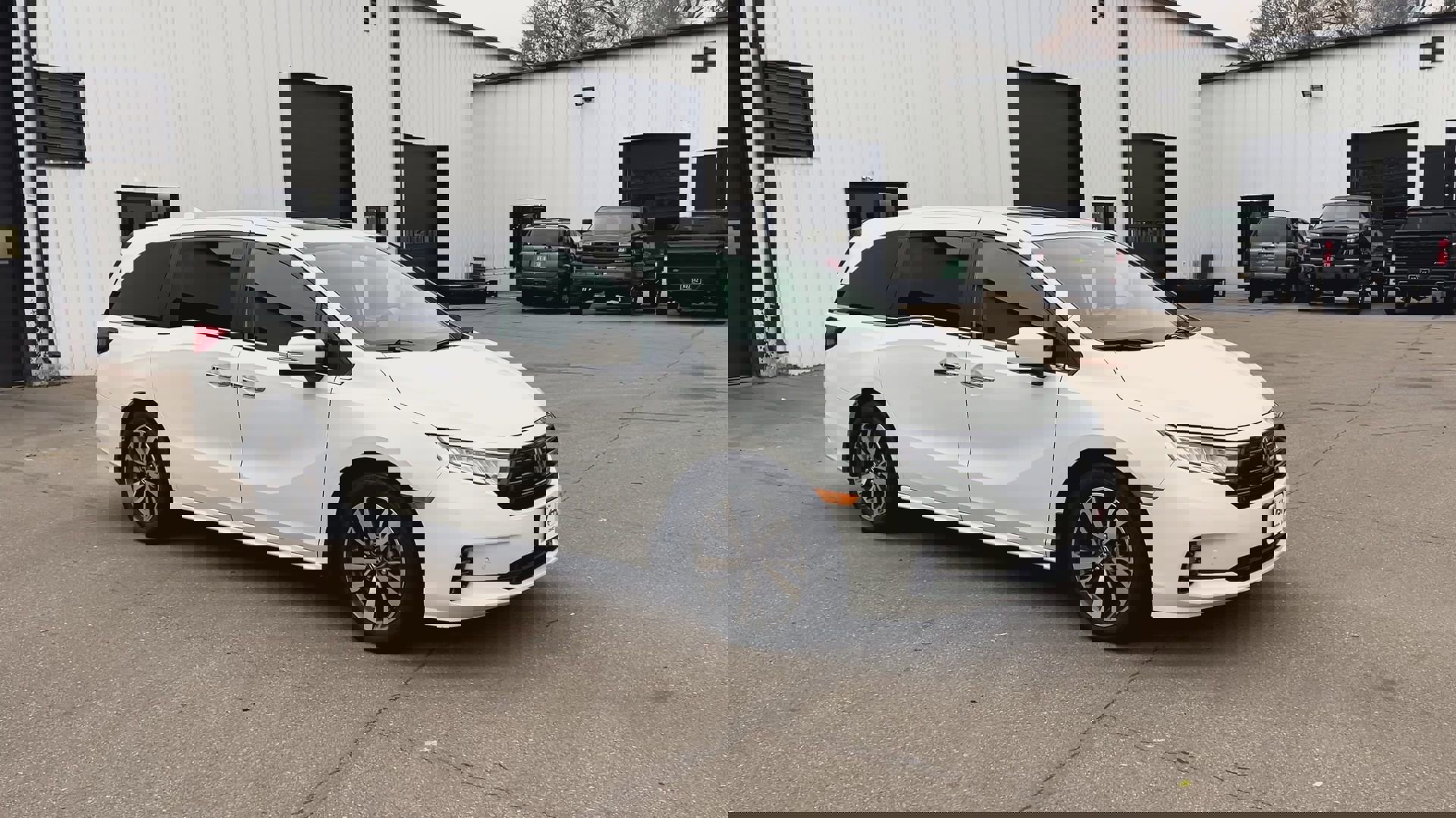 2023 Honda Odyssey Touring photo 2