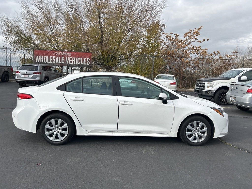 2022 Toyota Corolla LE photo 3