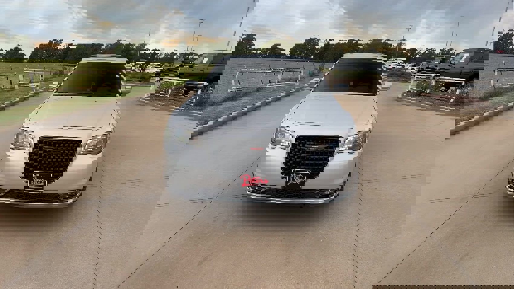 2023 Chrysler 300 S photo 3