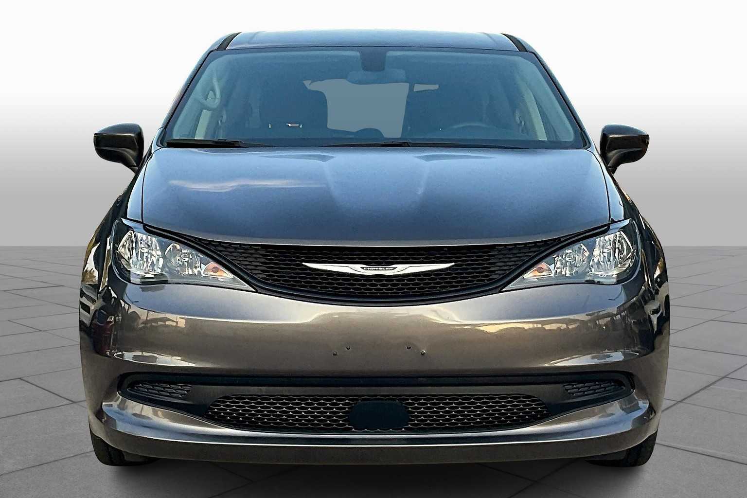 2022 Chrysler Voyager LX photo 3