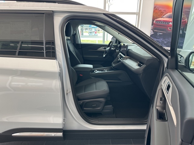 2025 Ford Explorer photo 30