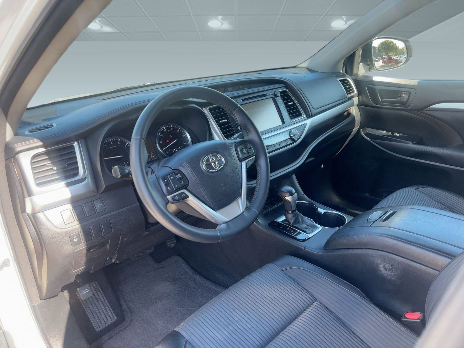 2016 Toyota Highlander LE photo 4