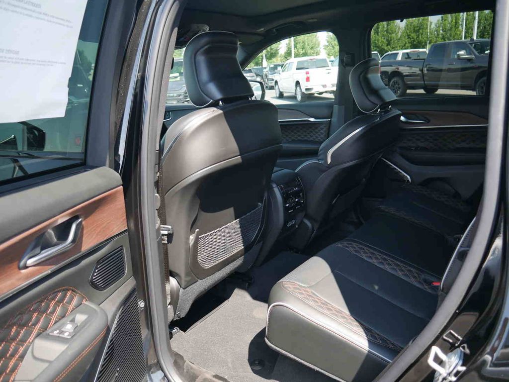 2025 Jeep Grand Cherokee Summit photo 4