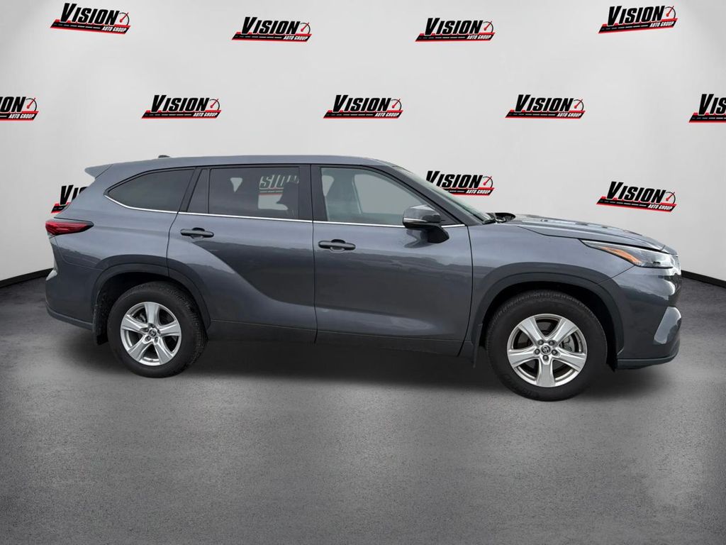 2023 Toyota Highlander L photo 4