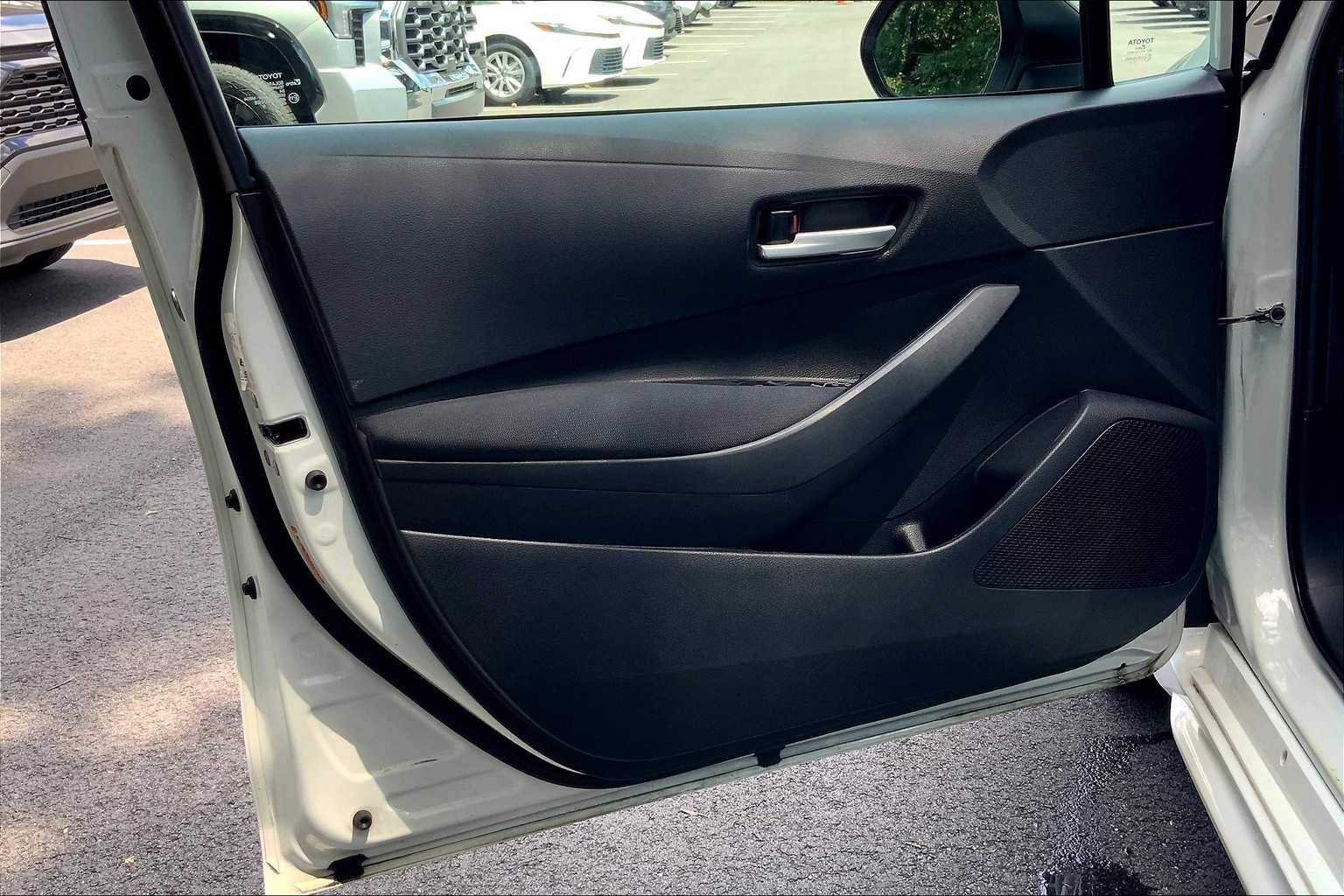 2021 Toyota Corolla LE photo 19