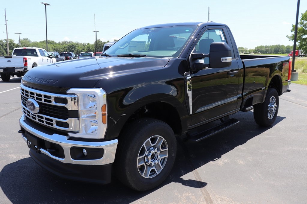 2025 Ford F-350 XLT photo 2