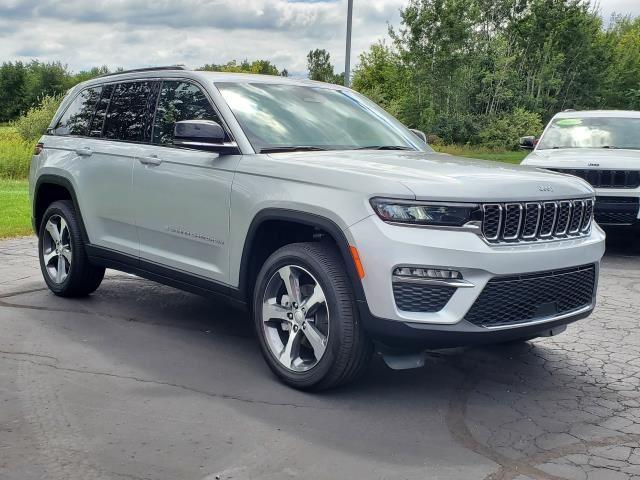 2025 Jeep Grand Cherokee Limited photo 2