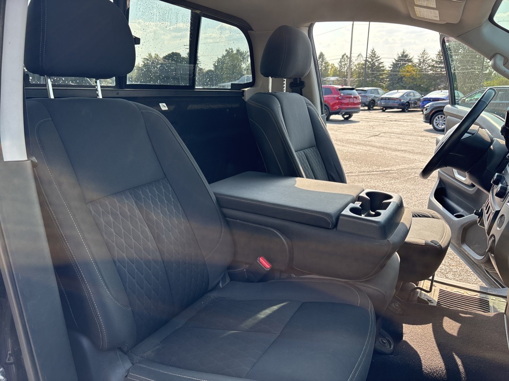 2017 Nissan Titan SV photo 9