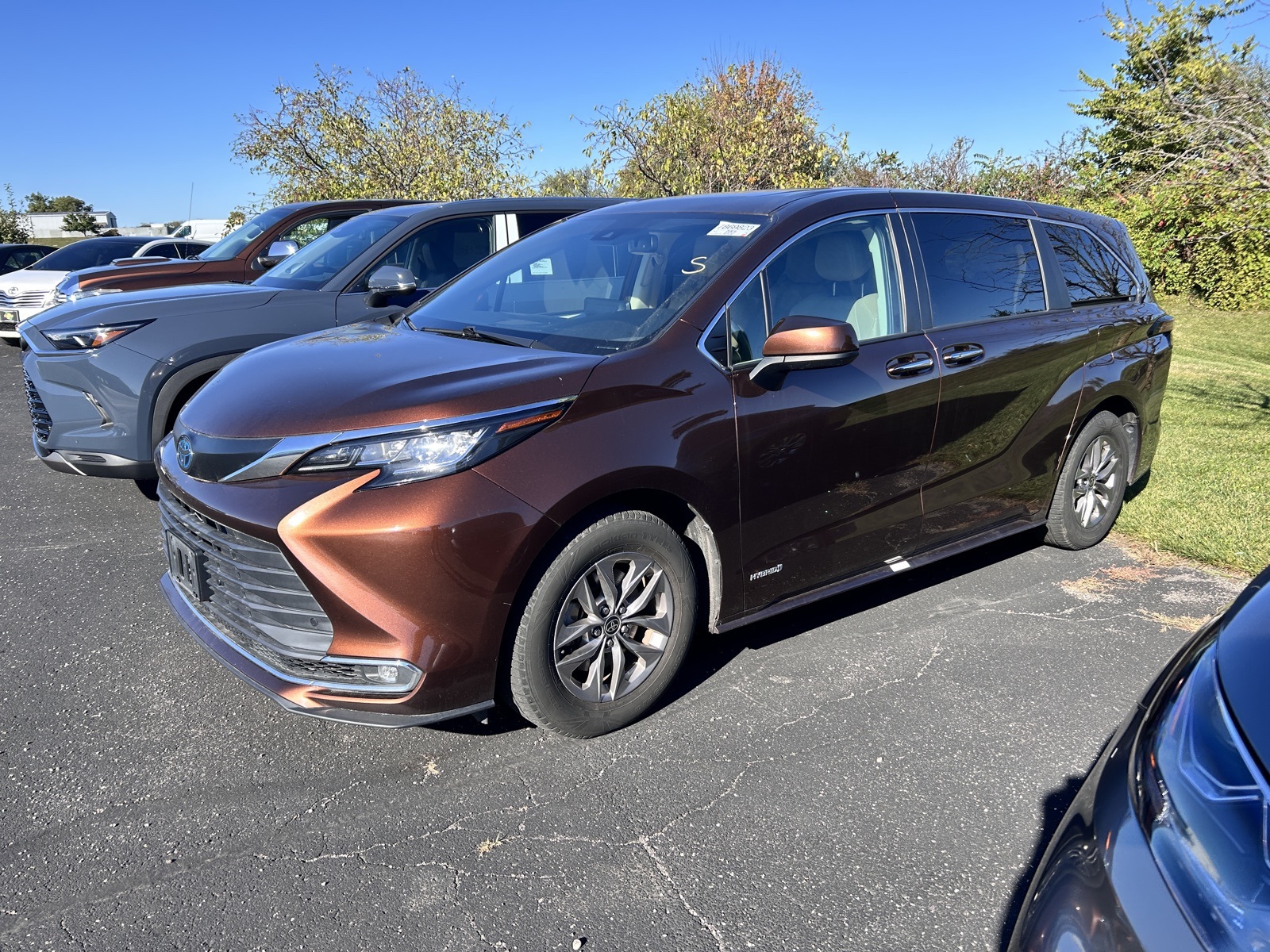 2021 Toyota Sienna XLE photo 3
