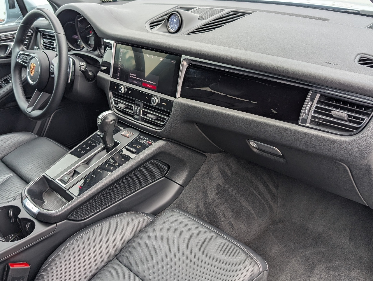 2023 Porsche Macan T photo 13