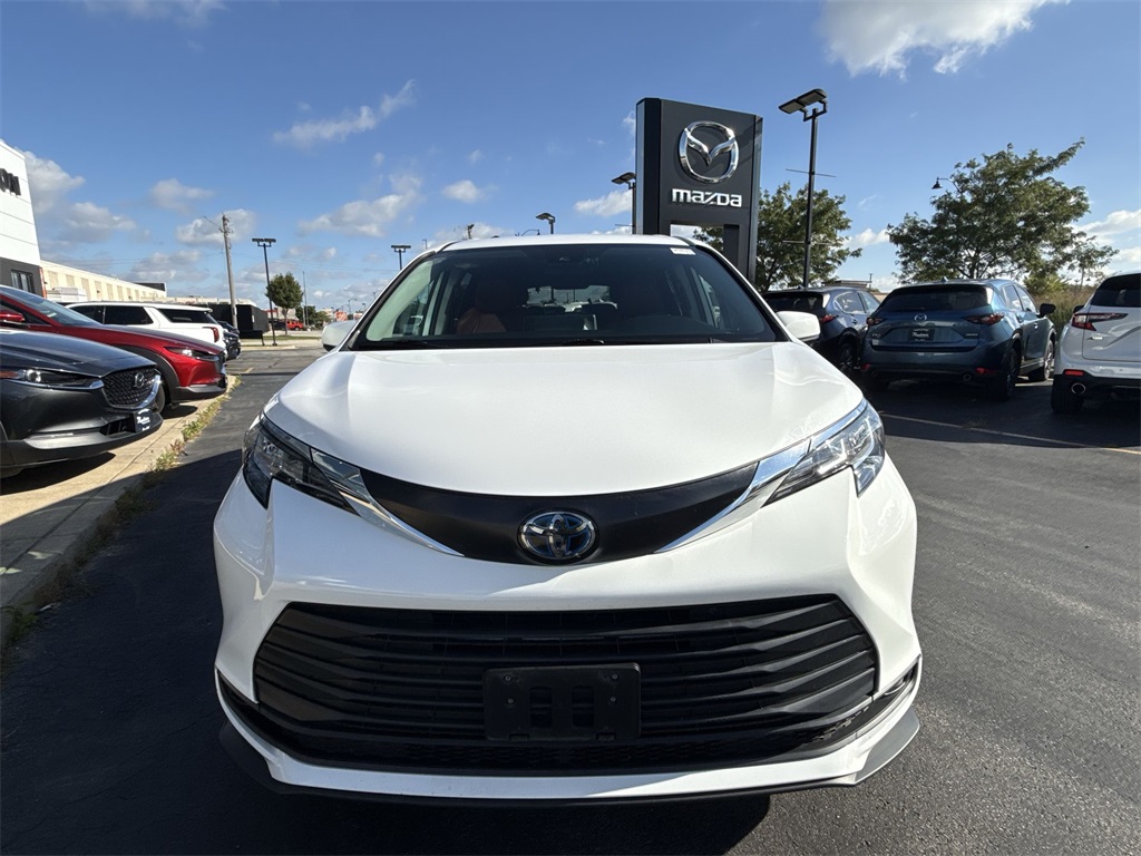 2022 Toyota Sienna LE photo 6