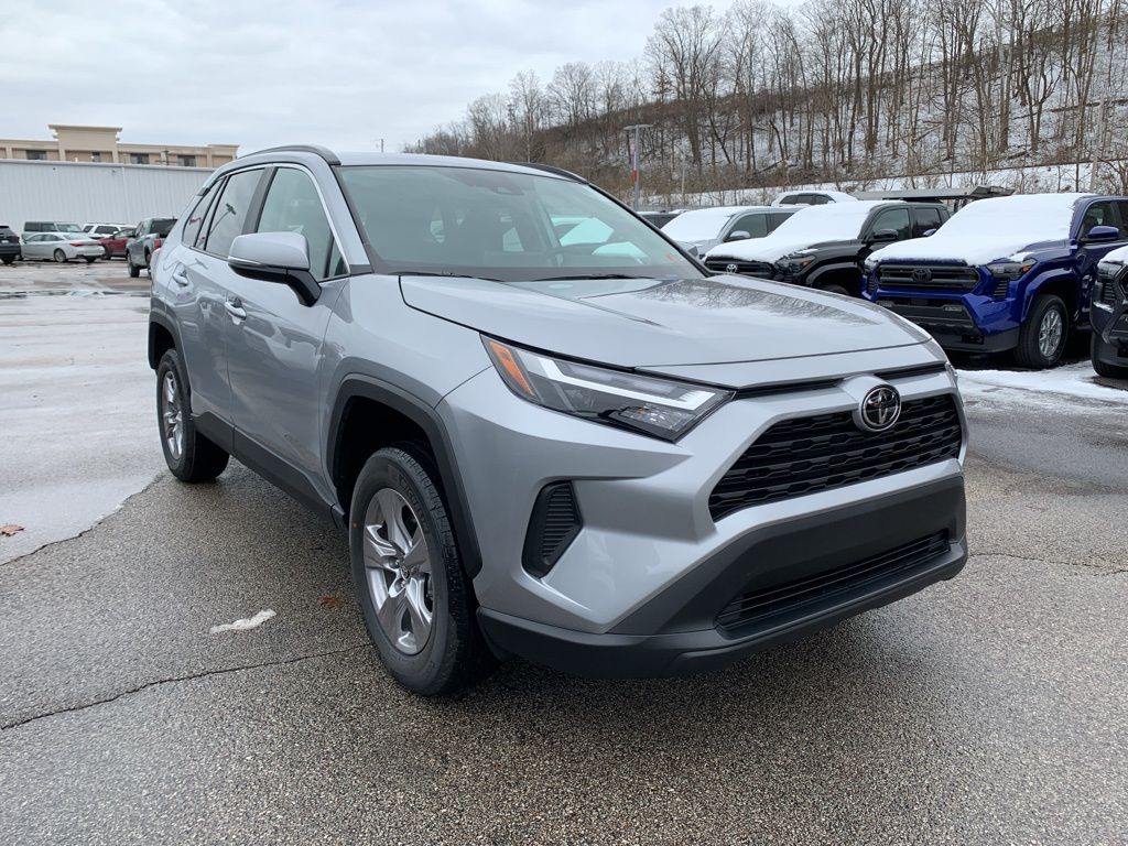 2025 Toyota RAV4 XLE's photo