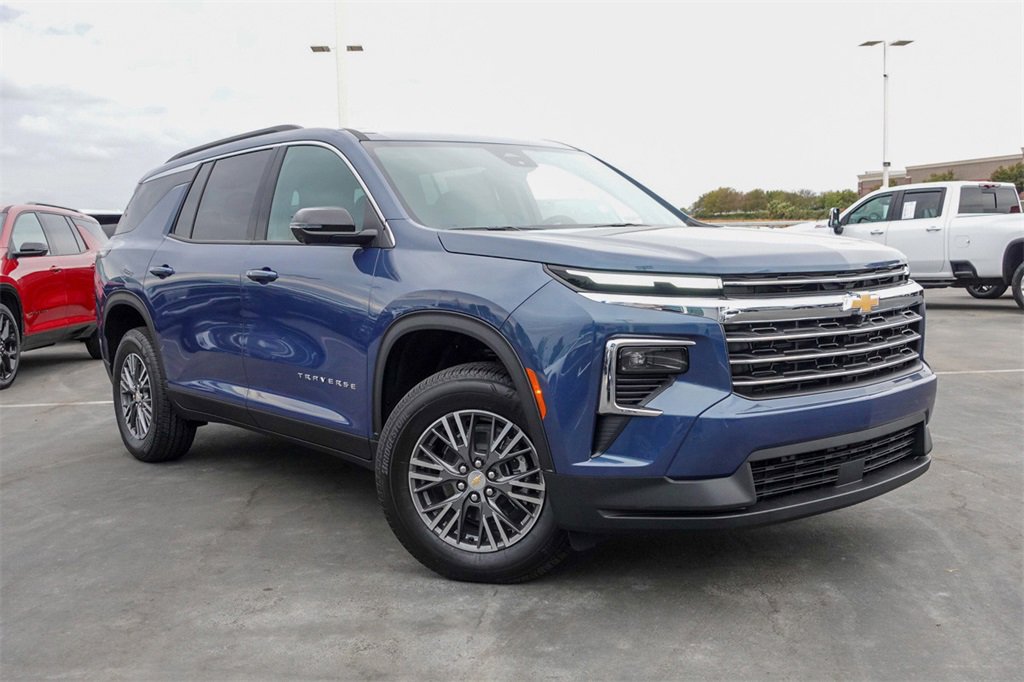 2026 Chevrolet Traverse photo 2