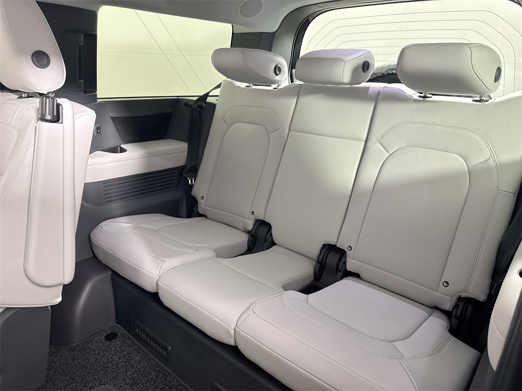 2025 Land Rover Defender 130 X-Dynamic SE photo 21