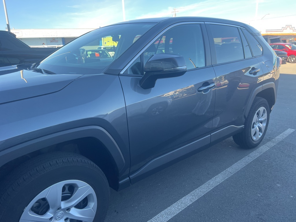 2022 Toyota RAV4 LE photo 4
